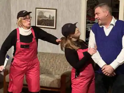 &Uuml;bermotiviert und liebestoll: Ein Teil des Handwerker-Duos &bdquo;Schreck und Schraube&ldquo; (Hella Holldorf und Tessa Strodthoff) hat es auf den Junggesellen Kalle (Harald Schr&ouml;n) abgesehen.