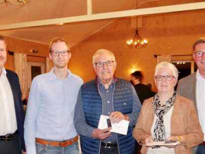 B&uuml;rgermeister Michael Fischer (von links), Wahlsachbearbeiter Stefan B&uuml;ssing, Alwin Raker, Rita Haglage, Erster Gemeinderat Reiner kl. Holthaus.
