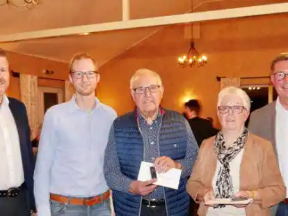 B&uuml;rgermeister Michael Fischer (von links), Wahlsachbearbeiter Stefan B&uuml;ssing, Alwin Raker, Rita Haglage, Erster Gemeinderat Reiner kl. Holthaus.