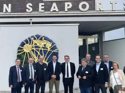 Die IHK-Delegation unter Leitung des Vorsitzenden Frank Wessels (sechster von links) machte w&auml;hrend des Austausches mit dem Chef von Groningen Seaports, Cas K&ouml;nig (f&uuml;nfter von links), auch an der Zentrale in Delfzijl Halt.