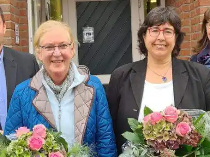 Karin Herrmann (2. von links) gibt ihr Ehrenamt als Gleichstellungsbeauftragte nach zw&ouml;lf Jahren an Caterina Auffarth (2. von rechts) ab. B&uuml;rgermeister Axel Linneweber und Sonja Micheel, Leiterin Zentrale Dienste, freuen sich auf eine gute Zusammenarbeit.