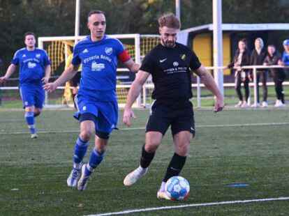 F&auml;llt da das n&auml;chste Tor f&uuml;r den TuS Hinte? Duncan Br&uuml;mmer auf dem Weg in Richtung Tor, er traf aber nicht.
