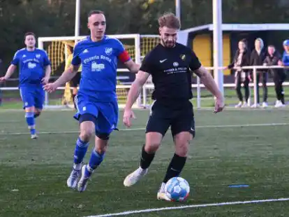 F&auml;llt da das n&auml;chste Tor f&uuml;r den TuS Hinte? Duncan Br&uuml;mmer auf dem Weg in Richtung Tor, er traf aber nicht.