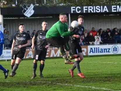 Es war auf Transvaal ein Hin und Her der Gef&uuml;hle: Mal f&uuml;hrte Frisia, dann wieder Borssum, am Ende wurden die Punkte geteilt - auf dem Bild h&auml;lt FCF-Torwart Mirco Duif den Ball.