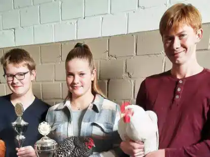 Waren bei der Jubil&auml;umsschau mit Ammerlandschau in Apen erfolgreich: die Jungz&uuml;chter Reinke Janssen (von links), Lina Dirks und Eike Janssen.