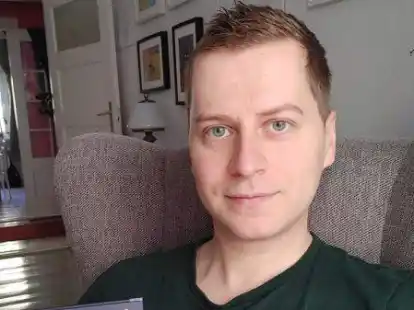 Basierend auf wahren Begebenheiten: Stolz pr&auml;sentiert Autor Tymon Bugla seinen Deb&uuml;t-Roman &bdquo;Die Gerechten von Jever&ldquo;.