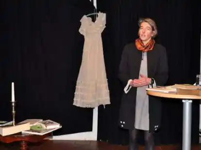 Jutta Engbers aus Friesoythe trat am 28. M&auml;rz 2019 als Sherlock-Holmes-Nerd auf &ndash; in plattdeutscher Sprache.