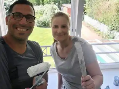 Luciano Mazzola und Anna Block haben beim Renovieren der H&auml;user f&uuml;r die Fl&uuml;chtlinge geholfen.