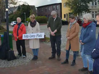 In Erinnerung an Fritz Levy: Zum 40. Todestag des &bdquo;letzten Juden von Jever&ldquo; fand auf dem Bahnhofsvorplatz eine Gedenkminute statt. K&uuml;nftig wird der Platz &bdquo;Fritz-Levy-Platz&ldquo; hei&szlig;en.
