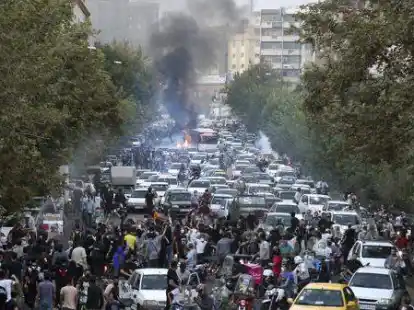 Demonstranten skandieren w&auml;hrend eines Protestes in der Innenstadt von Teheran Parolen gegen den Tod der 22-j&auml;hrigen Iranerin Mahsa Amini.