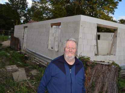 Willi Struck vor seiner Bauruine in S&uuml;rw&uuml;rden.