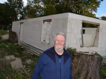Willi Struck vor seiner Bauruine in S&uuml;rw&uuml;rden.