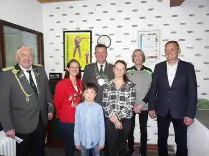 Siegerehrung (von links, hinten): Stadtgemeindepr&auml;sident Dieter R&uuml;debusch gratuliert Stadtgemeindek&ouml;nigin Tamara Grote, K&ouml;nig Marc Albering und Jugendk&ouml;nig Marek Opel. B&uuml;rgermeister Michael R&ouml;sner (rechts, vorn) wurde von den Kinderb&uuml;rgermeistern Ben Wilksen und Janne Hemmieoltmanns begleitet.