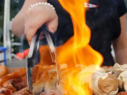 Nicht nur zum Wenden von W&uuml;rsten geeignet: Umfunktionierte Grillzangen k&ouml;nnen Schlaganfall-Betroffenen dabei helfen, im Alltag besser zurechtzukommen. (Symbolbild)