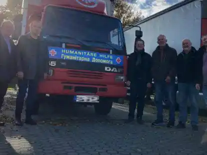 Bereit f&uuml;r den n&auml;chsten Einsatz: Der LKW mit neuer Beschriftung (von links): Hans Werner Kammer, Dr. Rolf Bruns, Olaf Oetken, Hans Bitter, Gerhard Rusch, Bernd Frosch.