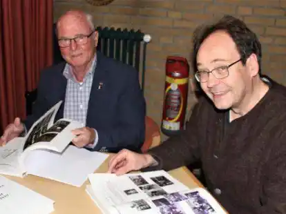 Eine Chronik &uuml;ber den Posaunenchor Ofen kann ich der B&uuml;cherei der Kirchengemeinde in Ofen ausgeliehen werden: Dar&uuml;ber freuen sich Autor Ewald St&ouml;ver (links) und Pastor Jann Weinrich.