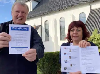 Weisen mit einem Flyer auf die Kirchenausschusswahl hin: Pfarrer Karl Jasbinschek und Christa Cyriakel vom Wahlvorstand.