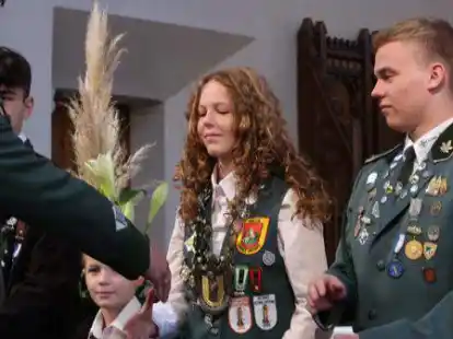 Zu Beginn des Festgottesdienstes wurden die Prinzenketten (Insignien) &uuml;berreicht.