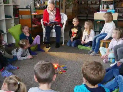 So sah es vor einigen Jahren aus: Die pensionierte Lehrerin Margret Schnars liest f&uuml;r die Erst- und Zweitkl&auml;ssler in der B&uuml;cherei im Rathaus die Geschichte &bdquo;Max und das Bettkastenmonster