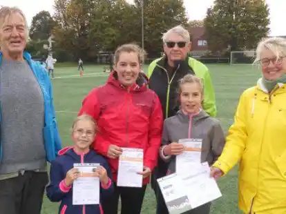 <p>Die Familie Thoma hat zum ersten Mal am ETB-Sportabzeichen teilgenommen und gleich die Bedingungen f&uuml;r das Familien-Sportabzeichen erf&uuml;llt (von rechts):Kerstin Ludwig (Kreissportbund), Jochen Hennig, Melina Thoma, Svenja Thoma, Samira Thoma, Anton Stindt (ETB)  ( Die Familie Thoma hat zum ersten Mal am ETB Sportabzeichen teilgenommen und  gleich die Bedingungen f&uuml;r das Familien-Sportabzeichen erf&uuml;llt)</p>