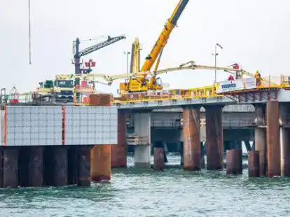 An den neu gebauten Anlegedalben f&uuml;r das zuk&uuml;nftigen Importterminal f&uuml;r Fl&uuml;ssigerdgas (LNG) in Wilhelmshaven finden Bauarbeiten statt. Umweltverb&auml;nde kritisierten die Abw&auml;sser ins Wattenmeer