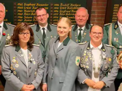 Herbstmeister 2022 beim Sch&uuml;tzenverein Bookholzberg: Ingo Hammler, D&ouml;rthe Sievers, J&ouml;rg W&uuml;hrdemann, Lara Quitschau, Wilfried Samtleben, Nicola Laukart und Felix Laukart (von links).