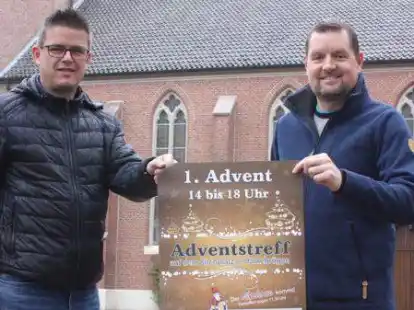 Nach zwei Jahren wird es in Harkebr&uuml;gger wieder den Adventstreff geben &ndash; sehr zu Freude der Organisatoren Hendrik Eilers (von links) und J&ouml;rn Friedrichs.