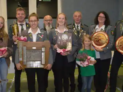 Die Herbstmeister vom SV B&uuml;rstel-Immer: Johanna Osterloh, Bj&ouml;rn Welling, Janne Ordemann, Christian Nastulla, Anika Ruge, Heiko Brackhahn, Marleen Wachtendorf, Andrea M&uuml;ller und Cord Brinkmann (von links).