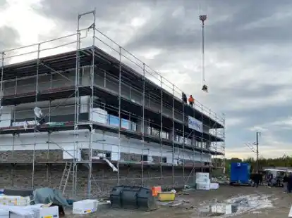 An der Ladestra&szlig;e in Brake entsteht eine moderne und energieeffiziente Schule mit Sporthalle. Nach den Herbstferien 2023 sollen dort 270 Sch&uuml;lerinnen und Sch&uuml;ler einziehen.