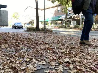 Kann zur Rutschpartie werden: Teile der Peterstra&szlig;e sind noch immer komplett mit Laub bedeckt. Auff&auml;llig ist das vor allem hier vor der Alten Apotheke und weiter die Stra&szlig;e herunter vor Riedel H&ouml;ren.