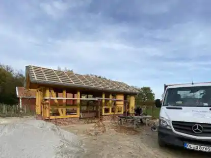 Die Arbeiten am Dorfplatz und dem Holzh&auml;uschen an der Ecke L&uuml;ningsweg/Schulweg gehen gut voran.