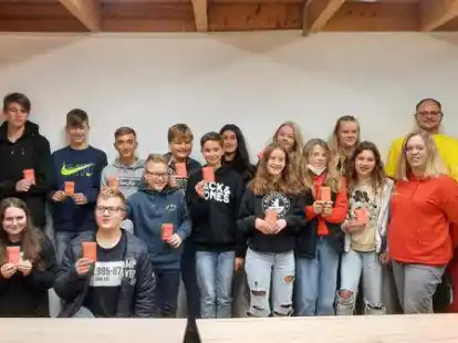 Die Kameraden des DLRG Bockhorn-Zetel hei&szlig;en ihre neuen Rettungsschwimmer mit Bronze- und Silber-Abzeichen willkommen.