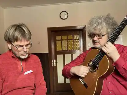 Der konzentrierte Unterricht ist fester Bestandteil der Gitarrentage: Janfred Hots-Barghusen (links) und Dozent Zoran Dukic.