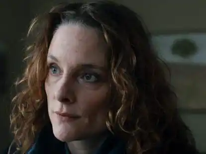 Anne Ratte-Polle spielt in dem ARD-Fernsehfilm &bdquo;Kalt&ldquo; die Kommissarin Leila Storm, die auf der Suche nach der Wahrheit bei einem dramatischen Ungl&uuml;cksfall ist.