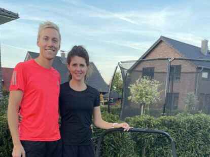 Im Lauf-Dress: Matthias (links) und Steffi Sch&uuml;tte sind leidenschaftliche Marathon-L&auml;ufer. Oft nehmen sie auch ihre T&ouml;chter mit auf die Trainingsl&auml;ufe.