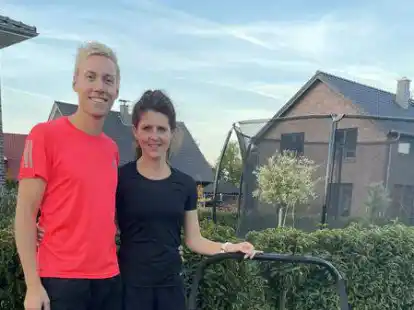 Im Lauf-Dress: Matthias (links) und Steffi Sch&uuml;tte sind leidenschaftliche Marathon-L&auml;ufer. Oft nehmen sie auch ihre T&ouml;chter mit auf die Trainingsl&auml;ufe.