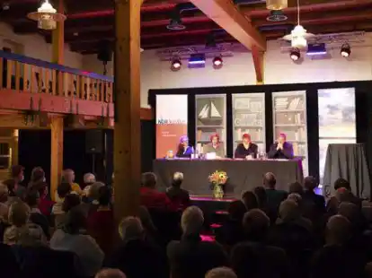 Der niederl&auml;ndische Autor Mathijs Deen war im Kulturspeicher in Leer mit seinem Krimi &bdquo;Der Holl&auml;nder&ldquo; zu Gast. Die G&auml;ste bekamen eine szenische Lesungen zu sehen, an der neben Deen auch weitere Akteure mitwirkten.