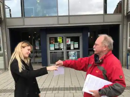 Protestaktion: Anfang Oktober verteilten Kritiker des Hochschulprofessort Dr. Reiner Osbild Flugbl&auml;tter an Studenten und Mitarbeiter auf dem Campus Emden.