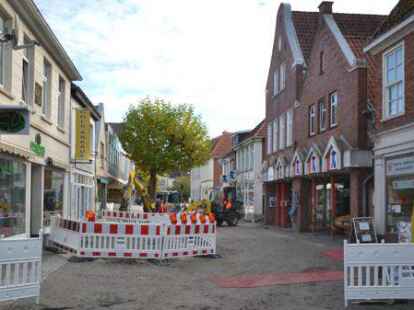Hier gehen die Bauarbeiten ohne Pause weiter: das St&uuml;ck von der Auricher Wallstra&szlig;e bis zur Gro&szlig;en M&uuml;hlenwallstra&szlig;e, die eine Bundesstra&szlig;e ist.