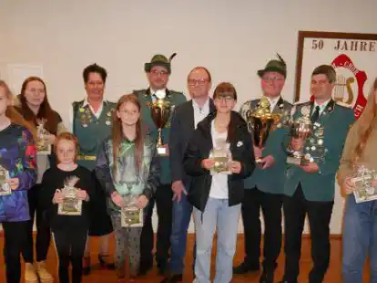 Mit Pokalen wurden die erfolgreichen Mannschaften ausgezeichnet. Auch die besten Einzelsch&uuml;tzen gingen nicht leer aus. B&uuml;rgermeister Thomas H&ouml;ffmann gratulierte Gemeindek&ouml;nigin Silke Schmedes (hinten, Zweite von links).