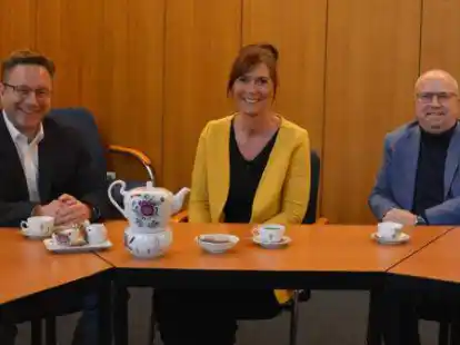 Seit 25 Jahren Gleichstellungsbeauftragte in Jever: B&uuml;rgermeister Jan Edo Albers (links) und Mike M&uuml;ller, Leiter Zentrale Dienste der Stadt Jever (rechts) dankten Ivonne Loers (Mitte) f&uuml;r ihre langj&auml;hrige Arbeit.