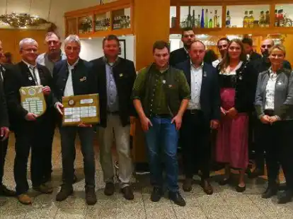 Gl&uuml;cklich nach dem &bdquo;Gr&uuml;nen Ball&ldquo; im Oberlether Krug: Hegeringleiter Dr. Josef Kuhlmann (links) und Obmann Hugo Arians (4. von links) mit den geehrten J&auml;gern und J&auml;gerinnen (von links): Bernd Addicks, Bernd Heidk&auml;mper, Enno Kuhlmann, Hartwig Dannemann, Eric Dannemann, Thilo von Aschwege, Hajo Suhr, Klaas Mester, Victoria von Aschwege-Taphorn, Bastian Wollering, Jessika Barelmann, Dieter Greive