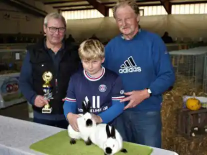 Erfolgreiche Rassekaninchenz&uuml;chter: von links Uwe Neemann vom Aper Rassekaninchenzuchtverein, Tammo Janssen als bester Jungz&uuml;chter der Schau und sein Opa Karl-Friedrich Janssen.