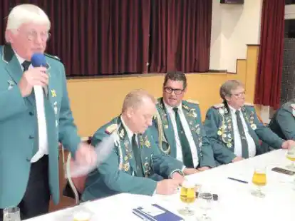 Der neue Vizepr&auml;sident Dr. Franz Stuke (links) leitete die Delegiertenversammlung, daneben seine Vorstandskollegen (von links) Marc-Andr&eacute; Donner (Hauptmann), J&ouml;rg Wichmann (Adjutant), Ludger Ostermann (Schie&szlig;meister) und Sebastian Meyer (Jugendleiter)