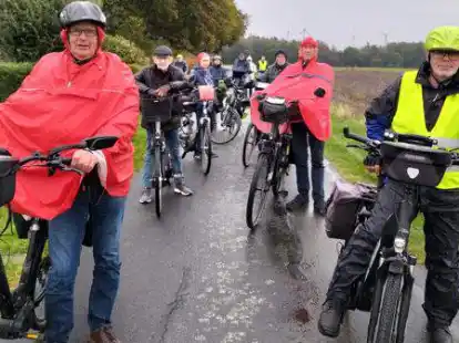 Im Oktober war das Wetter eher unbest&auml;ndig bei den Fahrradtouren durch das Saterland und umzu. Das hielt viele Teilnehmer, wie Otto Olling (vorne von links), Heinz Volkmer, Hans Olling und Alfons Heese, aber nicht ab.