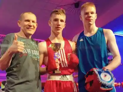 Freuten sich &uuml;ber ihre Erfolge in Leer: Trainer Wladimir Sterlikow (von links) sowie die Boxer Laurentiu Ulinici und Marcel Sterlikow vom Verein Freizeit und Sport Cloppenburg.