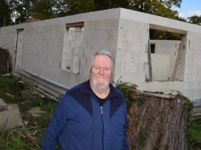 Willi Struck vor der Bauruine in S&uuml;rw&uuml;rden.