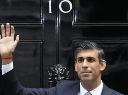 Rishi Sunak, Premierminister von Gro&szlig;britannien,  vor 10 Downing Street