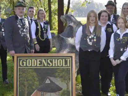 Die erfolgreichen Sch&uuml;tzinnen und Sch&uuml;tzen und das amtierende K&ouml;nigshaus: (von links) Niklas (Jugendk&ouml;nig Godensholt), Sascha Siemer (Juniorenk&ouml;nig Godensholt),  Lennart L&uuml;ers (Gemeindejugendk&ouml;nig Gemeinde Apen), Kyra Gertje (Bezirksk&ouml;nigin Oldenburger Sch&uuml;tzenbund), Lina Buschardt (Sch&uuml;lerk&ouml;nigin Godensholt), Jantje Berger (Damenk&ouml;nigin Godensholt), Stefan van Mark (Sch&uuml;tzenk&ouml;nig Godensholt), Edda Nehls  (Gemeindesch&uuml;lerk&ouml;nigin Gemeinde Apen und Kreissch&uuml;lerk&ouml;nigin Sch&uuml;tzenkreis Westerstede/Apen) sowie Jara Hasselder (Landesverbandsk&ouml;nigin Nordwestdeutscher Sch&uuml;tzenbund,  Landesk&ouml;nigin Sch&uuml;tzenbund Niedersachsen  und Viertplatzierte beim Bundesk&ouml;nigsschie&szlig;en).