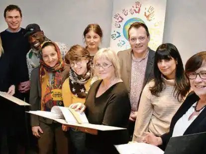 Sichteten im letzten Jahr die Bewerbungen f&uuml;r den Integrationspreis: (von rechts) die Jurymitglieder Dagmar Sachse, Beybun Serker, Markus Acquistapace, Heike Schaadt , Gerardina Topo, Aisha Abo-Mostafa, Dr. Maryam Ghadehari, Leodelest, Martin Bartsch und Integrationsbeauftragte Aliz M&uuml;ller.